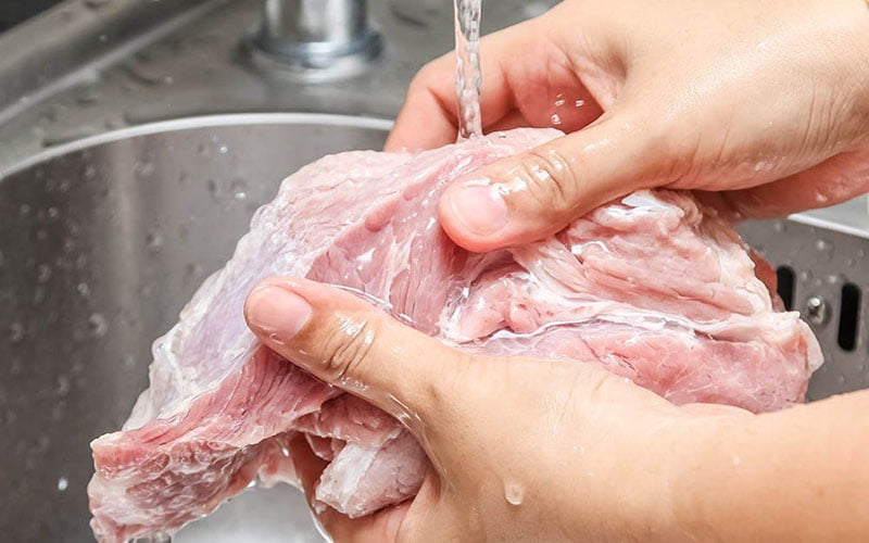 Rửa sạch thịt để vệ sinh